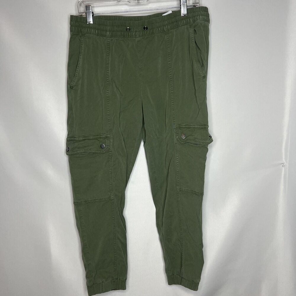 Banana Republic Army Green Cargo Pant Size M waist 31", 11" rise snap pockets